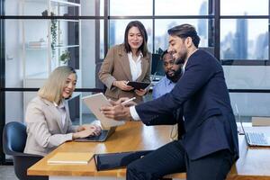 Mannschaft von glücklich Vielfalt Geschäft Menschen ist diskutieren Über das Neu strategisch Strategie Projekt auf Investition echt Nachlass und finanziell Budget auf Marketing Kampagne zum modern korporativ Treffen Verwendungszweck foto