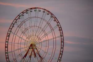 retro Ferris Rad Karussell auf das Hintergrund von das Abend Himmel. foto