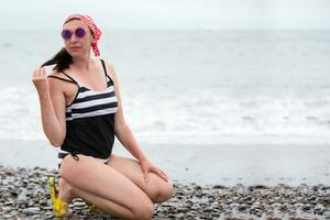 schön Mitte alt Frau auf das Strand. foto