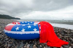 ein Rettungsring mit ein amerikanisch Flagge gemalt auf das Strand. Ferien Ferien auf amerikanisch Strände. foto