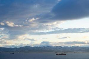 Meereslandschaft mit Blick auf die Avacha-Bucht mit den Schiffen. foto