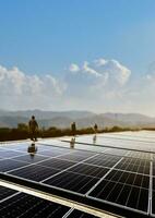 Photovoltaik Tafel, Neu Technologie zu Geschäft und verwenden das Leistung von das Natur mit Mensch Leben, nachhaltig Energie und Umwelt Freund Konzept. foto