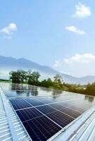 Photovoltaik Tafel, Neu Technologie zu Geschäft und verwenden das Leistung von das Natur mit Mensch Leben, nachhaltig Energie und Umwelt Freund Konzept. foto