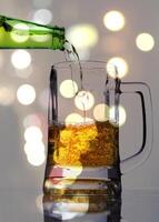 Gießen von Bier in ein Glas mit Spotlight-Unschärfe-Hintergrund foto