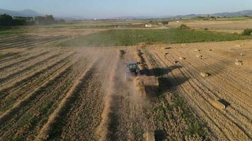 landwirtschaftlich Ausrüstung ländlich Bereiche Antenne Aussicht foto