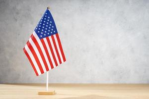 USA-Tischflagge auf weißer strukturierter Wand. Platz kopieren