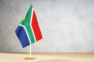 Südafrika-Tischflagge auf weißer strukturierter Wand. Platz kopieren foto