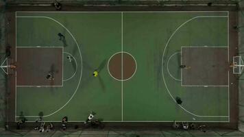Drohne Schuss jung Herren spielen Basketball foto