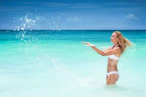 schöne Frau am Strand foto