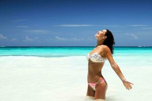 schöne Frau am Strand foto