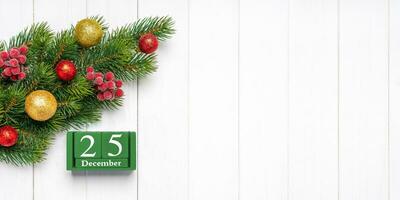 Neu Jahr Hintergrund mit dekoriert Tanne Baum und Grün ewig Kalender. oben Sicht, eben legen mit Kopieren Raum foto