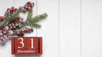 Neu Jahr Hintergrund mit dekoriert Tanne Baum und rot ewig Kalender. oben Sicht, eben legen mit Kopieren Raum foto