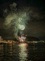 bunt Feuerwerk im das Nacht Himmel auf das direkt am Meer von alicante Spanien foto