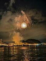 bunt Feuerwerk im das Nacht Himmel auf das direkt am Meer von alicante Spanien foto