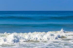 extrem riesige große surferwellen am strand puerto escondido mexiko. foto