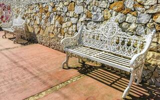 Weiß Metall Park Bank beim das Straßenrand puerto escondido Mexiko. foto