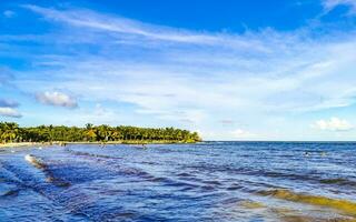 tropischer karibischer strand klares türkisfarbenes wasser playa del carmen mexiko. foto