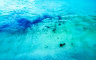 wellen am tropischen strand karibisches meer klares türkisfarbenes wasser mexiko. foto