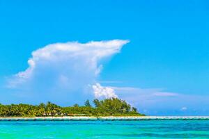 tropisch Karibik Strand Menschen Sonnenschirme Spaß playa del carmen Mexiko. foto