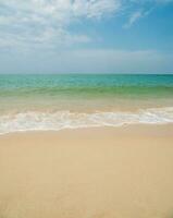 Landschaft Horizont schön Sommer- Vertikale Aussicht entspannen tropisch Meer Strand Weiß Sand sauber Blau Himmel Hintergrund Ruhe Natur Ozean Welle Wasser niemand Reise beim saikaew Strand Thailand Chonburi Sonne tagsüber foto