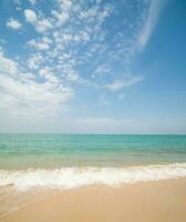 Landschaft Horizont schön Sommer- Vertikale Aussicht entspannen tropisch Meer Strand Weiß Sand sauber Blau Himmel Hintergrund Ruhe Natur Ozean Welle Wasser niemand Reise beim saikaew Strand Thailand Chonburi Sonne tagsüber foto