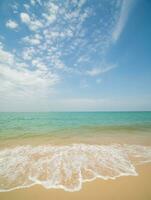 Landschaft Horizont schön Sommer- Vertikale Aussicht entspannen tropisch Meer Strand Weiß Sand sauber Blau Himmel Hintergrund Ruhe Natur Ozean Welle Wasser niemand Reise beim saikaew Strand Thailand Chonburi Sonne tagsüber foto