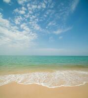 Landschaft Horizont schön Sommer- Vertikale Aussicht entspannen tropisch Meer Strand Weiß Sand sauber Blau Himmel Hintergrund Ruhe Natur Ozean Welle Wasser niemand Reise beim saikaew Strand Thailand Chonburi Sonne tagsüber foto