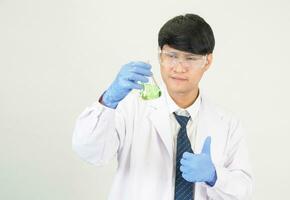 Porträt asiatisch Mann Schüler Wissenschaftler oder Arzt aussehen Hand halten Reagens Mischen Labor im Wissenschaft Forschung Labor mit Prüfung Röhren von verschiedene Größe im Labor Chemie Labor Weiß Hintergrund foto
