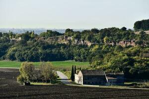 ein Bauernhaus im das Landschaft foto