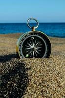 ein Kompass auf das Strand foto