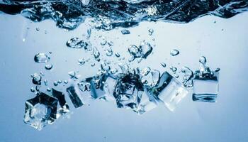 Eis Würfel fallen runter. Eis Würfel auf Blau Hintergrund. Spritzen auf Blau. Eis Würfel im Wasser foto