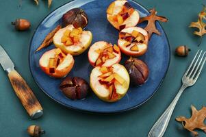 Apfel und Feigen gebacken mit Honig foto