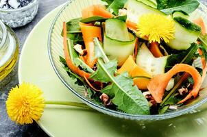 frisch Löwenzahn Salat foto