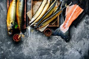 geräuchert Fisch saury und Makrele foto