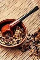 Rohr und Tabak auf rustikal Tabelle foto