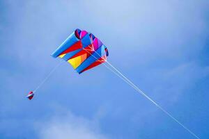 ein bunt Drachen fliegend im das Blau Himmel foto