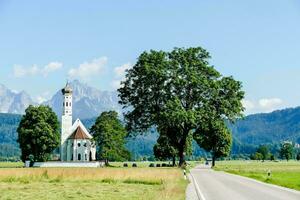 ein Kirche auf das Seite von ein Straße im das Mitte von ein Feld foto