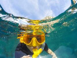 Frau Gesicht tragen Schnorcheln Maske Tauchen unter klar Meer Wasser foto