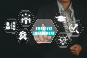 Mitarbeiter Engagement Konzept, Geschäft Person Hand berühren Mitarbeiter Engagement Symbol auf virtuell Bildschirm. foto