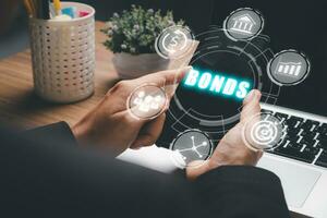 Bindung Finanzen Bankwesen Technologie Konzept, Geschäft Hand mit Clever Telefon mit Bindung Symbol auf virtuell Bildschirm, Handel Markt Netzwerk. foto