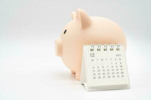 Reise Planung und Budget Konzept. Kalender und Schweinchen Bank zu Sammeln Geld zum Ferien Reise. vorbereiten zum Urlaub. foto
