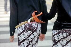 zwei Frauen im traditionell Kleidung Gehen Nieder das Straße foto