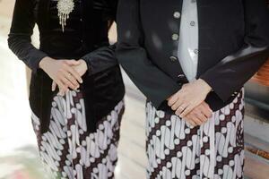 zwei Menschen gekleidet im traditionell Kleidung Stehen Nächster zu jeder andere foto