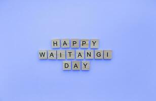 auf Februar 6, glücklich Waitangi Tag, ein minimalistisch Banner mit ein Inschrift im hölzern Briefe foto