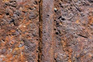 ein schließen oben von ein rostig Metall Mauer foto