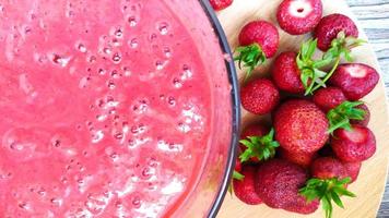 Glastasse mit Frucht- und Beerenpüree. Sicht von oben foto