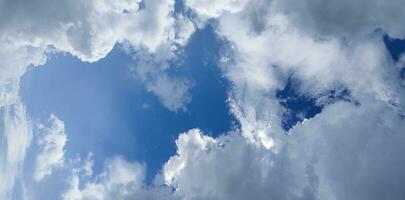 ein Blau Himmel mit Wolken und ein Blau Himmel, Blau Himmel und Weiß Wolke klar Sommer- Sicht, ein groß Weiß Wolke ist im das Himmel, ein Blau Himmel mit Wolken und etwas Weiß Wolken foto