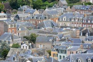 ein Aussicht von das Dächer von ein Stadt, Dorf im Frankreich foto