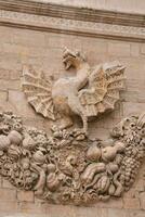 ein Stein Carving von ein Vogel auf ein Gebäude foto