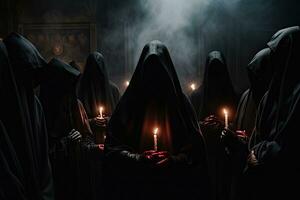 Gruppe von Menschen im das katholisch Kirche auf ein dunkel Hintergrund mit Rauch, Geheimnis Gesellschaft Zeremonie, Menschen im Hauben beten zusammen. Mitglieder von Sekte ausführen das Ritual im dunkel, ai generiert foto